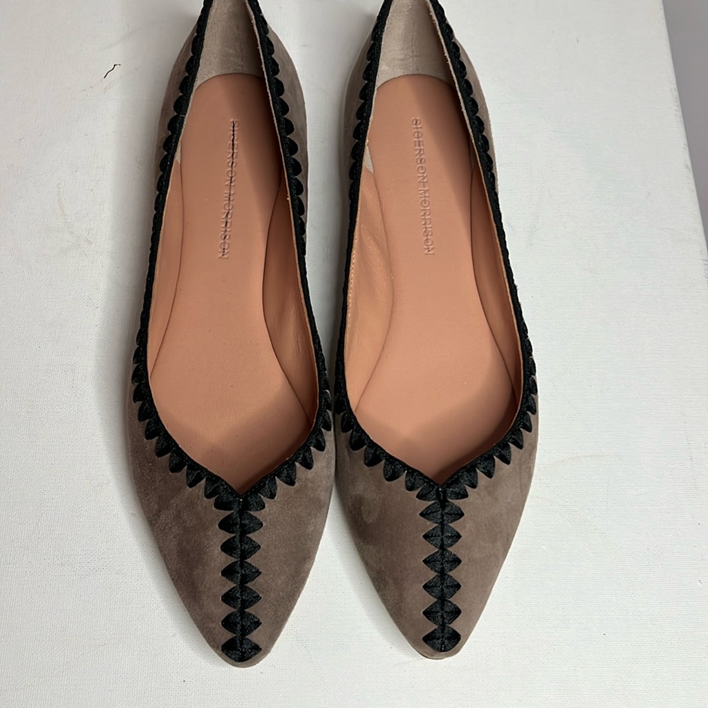 Elegant Women's Flats In Taupe And Black